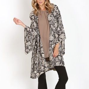 Novella Royals Hitchhiker Kimono